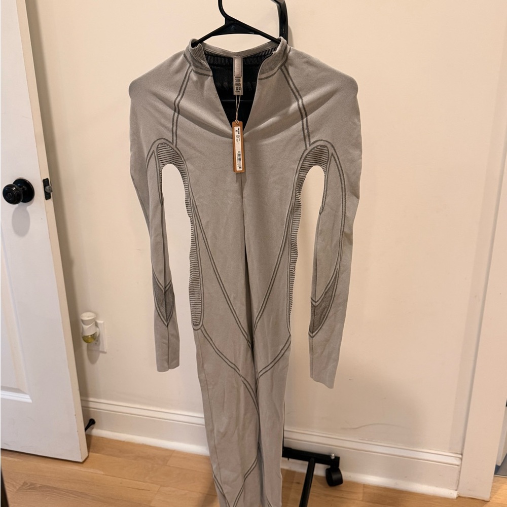SKIMS Light Gray Long Sleeve first layer ski Bodysuit - Picture 5 of 8
